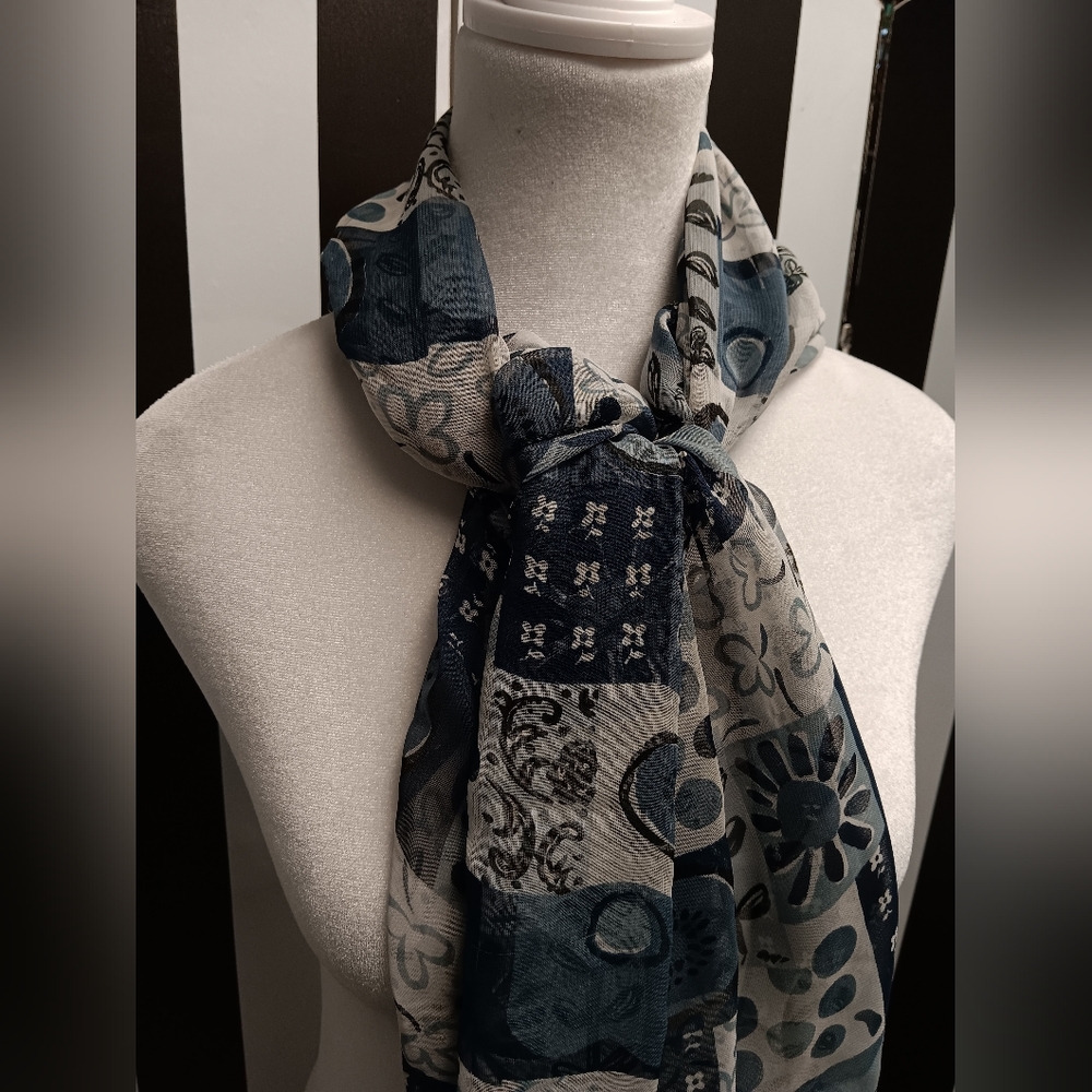 Blue squared scarf - Picture 5 of 5